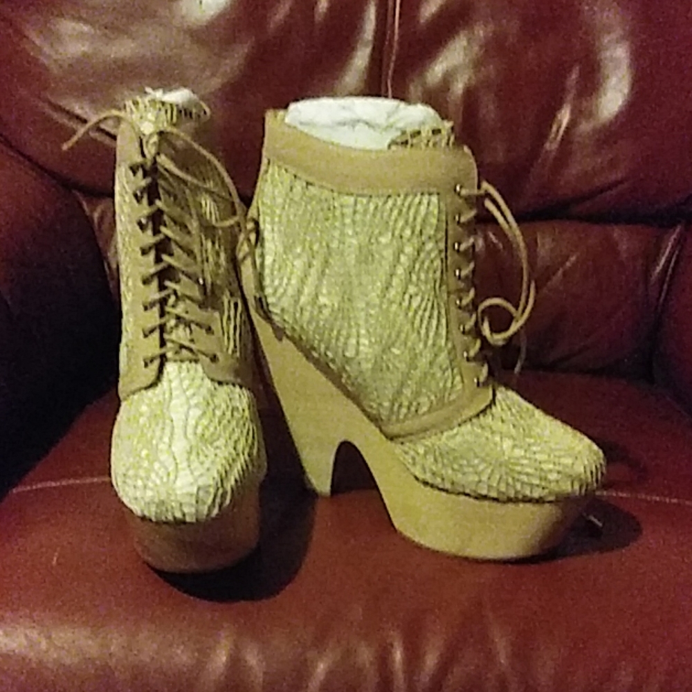 Messeca New York Julie Crochet Clogs